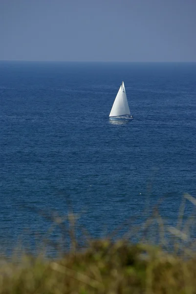 Yacht sur une mer bleu foncé et calme — Photo
