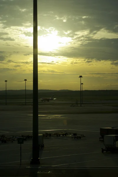Lever de soleil sur l'aéroport de Kuala Lumpur — Photo