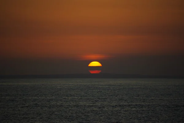 Puesta de sol en las nubes en el océano Índico — Foto de Stock