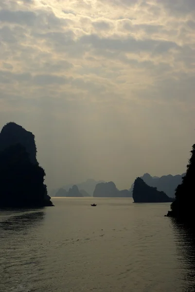 End of afternoon in Halong bay — Stock Photo, Image