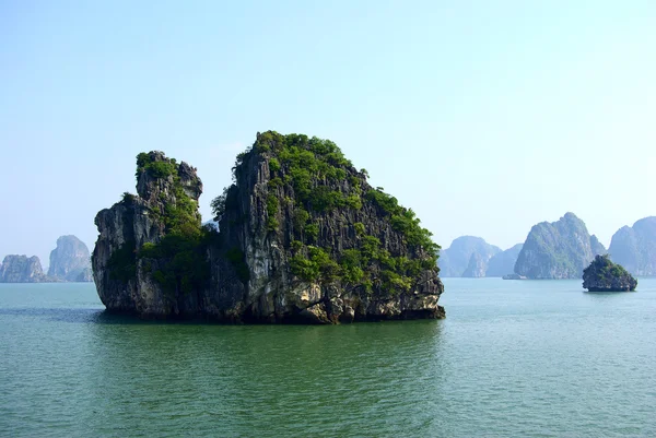 De gros rochers dans la baie d'Halong — Photo