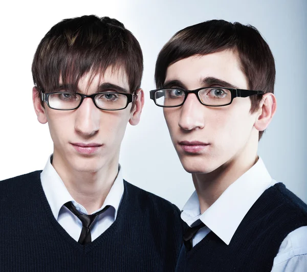 Söt unga tvillingar med mode frisyrer — Stockfoto