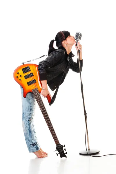 Rock-n-roll chica sosteniendo una guitarra —  Fotos de Stock