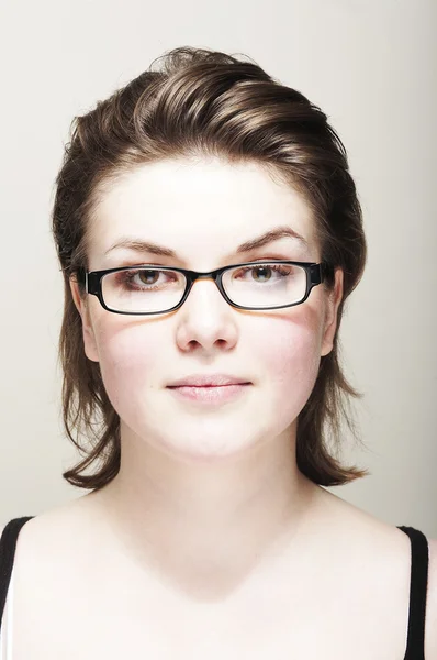 Menina inteligente usando óculos — Fotografia de Stock