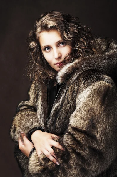 Ρομαντικό κορίτσι φορώντας γούνες — Φωτογραφία Αρχείου