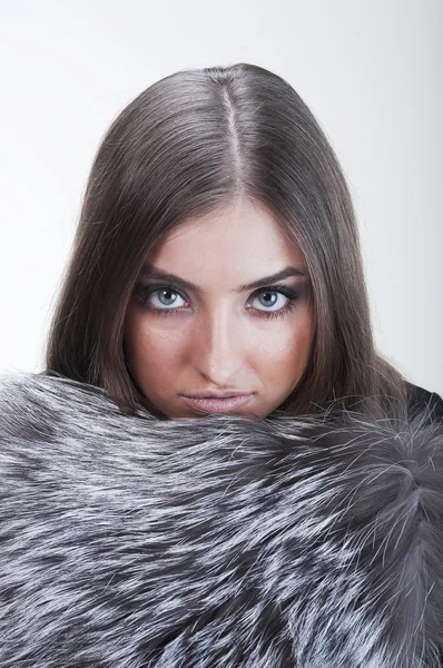 Ritratto di ragazza che indossa pellicce — Foto Stock