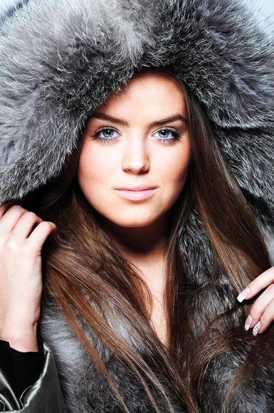 Beautiful girl wearing fur coat — Stock Photo, Image