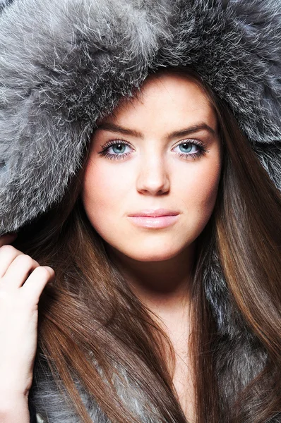 美しい少女の身に着けている毛皮のコート — ストック写真