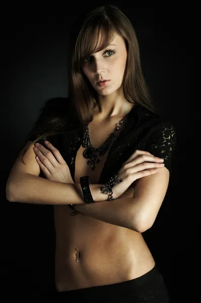 Krásná mladá žena v černém — Stock fotografie