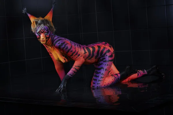 Vacker modell med kroppskonst - katt — Stockfoto