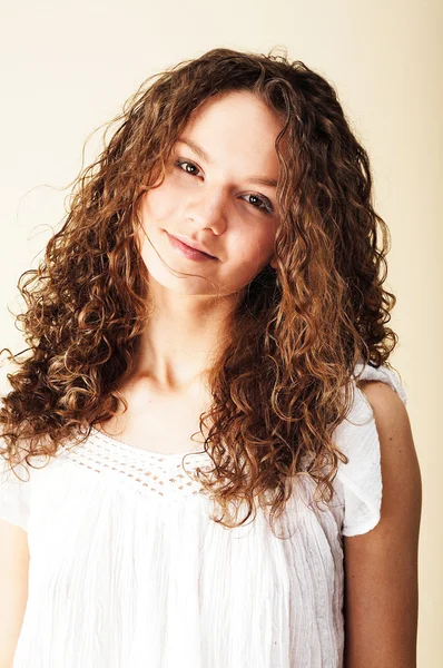 Curly-headed leende flicka — Stockfoto