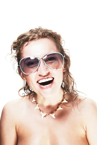 Sevimli genç bir kadın güneş gözlüğü takıyor — Stok fotoğraf