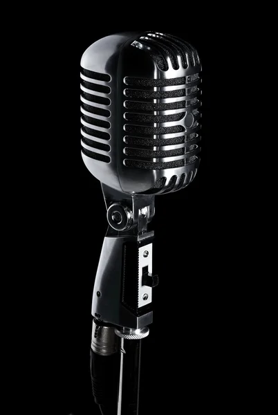 Microphone rétro sur pied sur fond noir — Photo