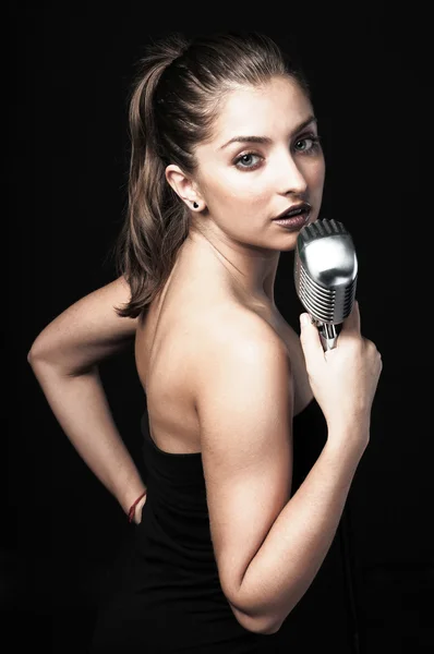 Mulher bonita segurando microfone retro — Fotografia de Stock