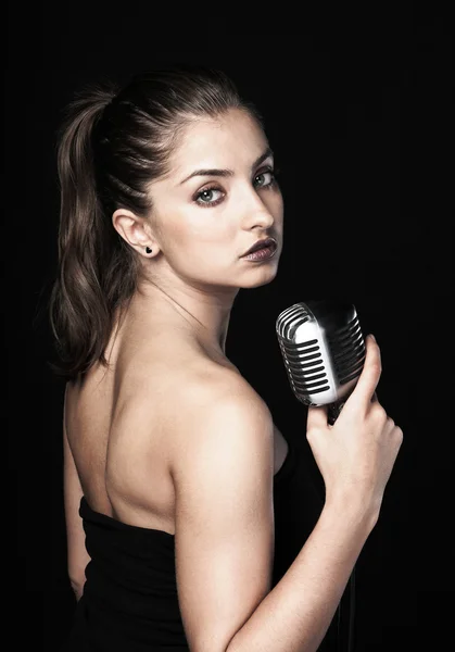 Mulher bonita segurando microfone retro — Fotografia de Stock