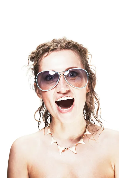 Sevimli genç bir kadın güneş gözlüğü takıyor — Stok fotoğraf