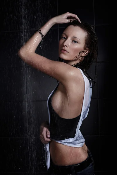 Menina sensual no chuveiro no preto — Fotografia de Stock