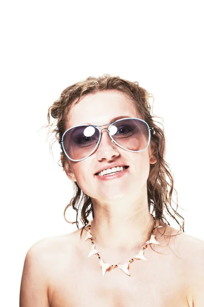 Bonito jovem mulher usando óculos de sol — Fotografia de Stock