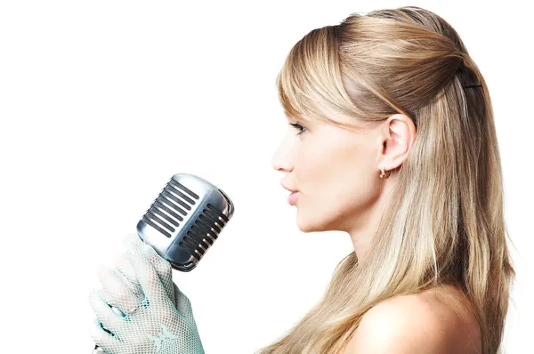 Jong meisje zingen in retro microfoon — Stockfoto
