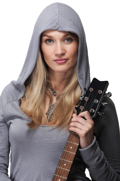 Retrato de uma jovem segurando uma guitarra — Fotografia de Stock