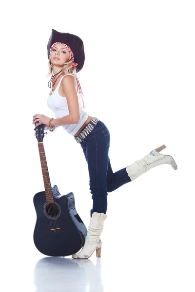 Dospívající dívka si hraje s kytarou — Stock fotografie