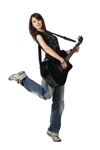 Tiener meisje een gitaar spelen — Stockfoto