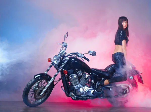 Schöne Mädchen auf einem Motorrad — Stockfoto