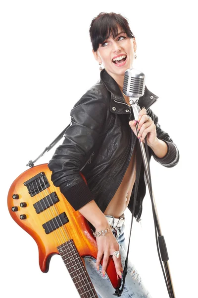 Rock-n-roll flicka håller en gitarr — Stockfoto