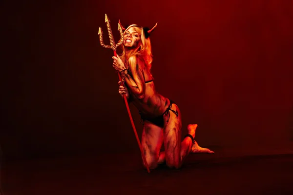 Piękna diabeł z trident - halloween — Zdjęcie stockowe