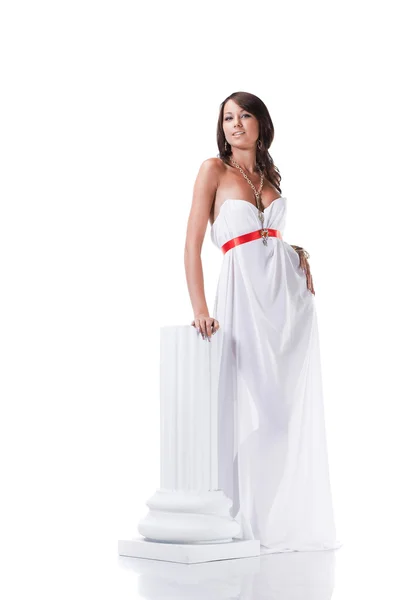 Beyaz elbise giyen güzel kadın — Stok fotoğraf