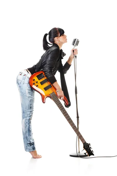 Rock-n-roll chica sosteniendo una guitarra — Foto de Stock