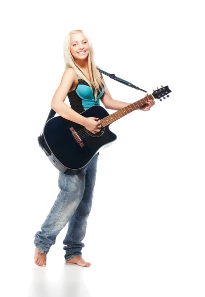 Девочка-подросток играет на акустической гитаре — стоковое фото