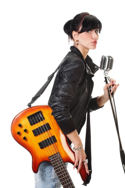 Rock-n-roll ragazza con una chitarra in mano — Foto Stock
