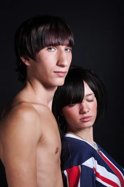 Carino giovane coppia con taglio di capelli moda — Foto Stock