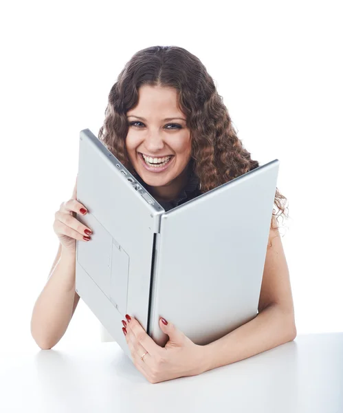 Krásná mladá žena drží notebook — Stock fotografie
