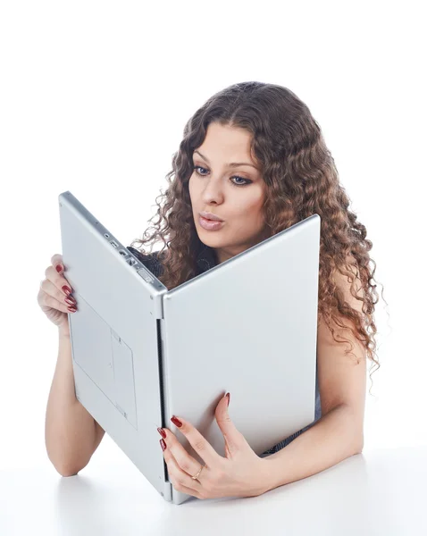 Krásná mladá žena drží notebook — Stock fotografie