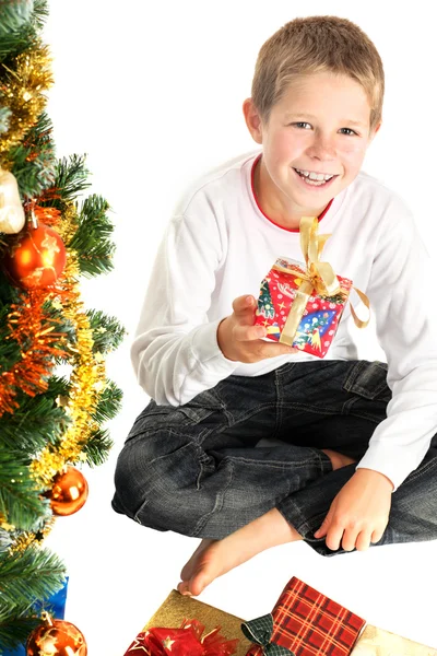 Jovem menino segurando presente de Natal — Fotografia de Stock