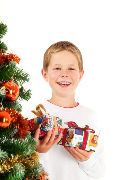 Jeune garçon et cadeaux de Noël — Photo