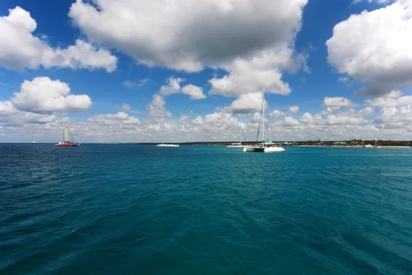 Catamaran boten in Caribische zee — Stockfoto