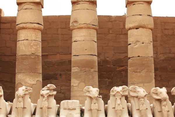 Sculptures endommagées de Karnak — Photo