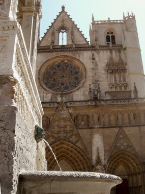 Gotik Katedrali ve Çeşme saint jean