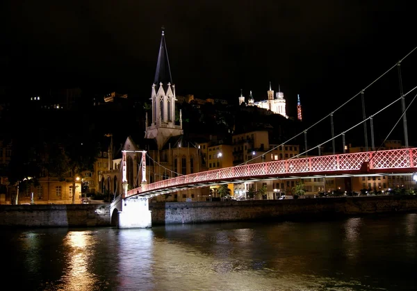 Kilise ve gece yaya köprüsü — Stok fotoğraf