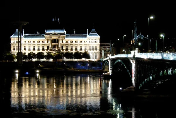 Γέφυρα και το Πανεπιστήμιο της Λυών τη νύχτα — Φωτογραφία Αρχείου