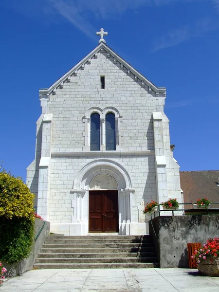 Die weiße Kirche des Dorfes lovagny — Stockfoto