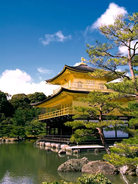 Kinkaku (het gouden paviljoen) — Stockfoto
