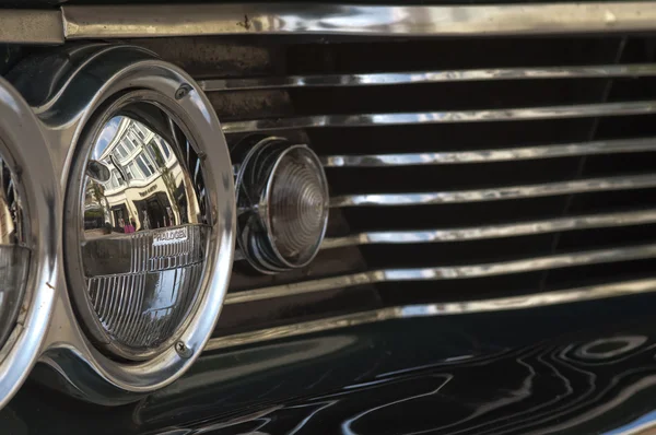 Klassisk bil strålkastare och grill närbild Stockbild