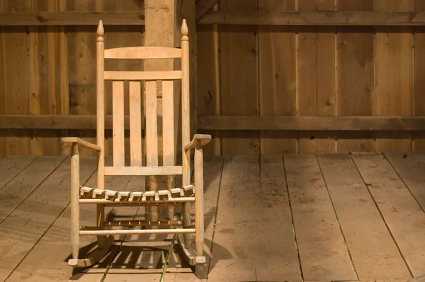 Boş sallanan sandalye — Stok fotoğraf