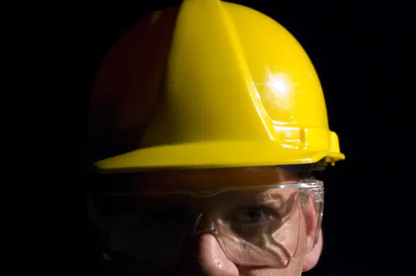 Mężczyzna w żółtym kapeluszu twardy w okularach Zdjęcia Stockowe bez tantiem