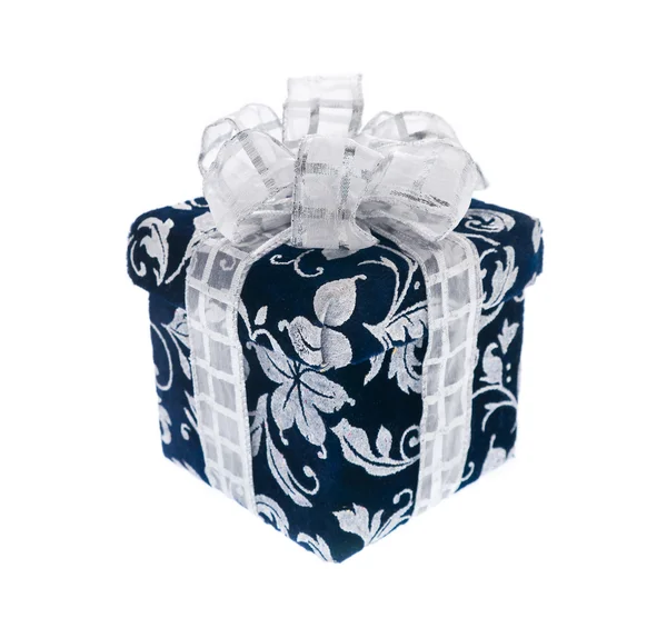 Темно-синяя подарочная коробка с серебряной лентой — стоковое фото