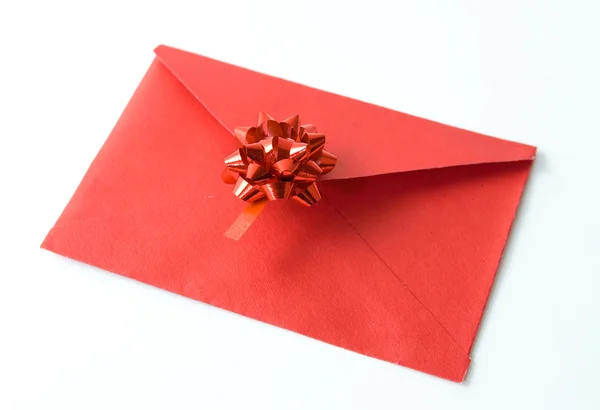Красный праздничный конверт — стоковое фото